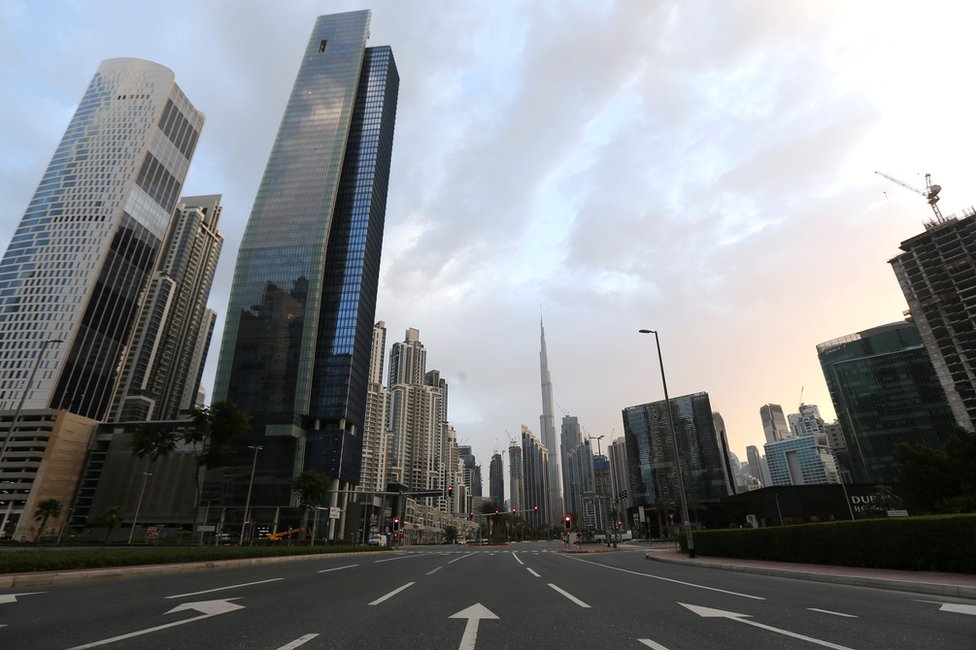 Файловая фотография пустой дороги в районе Business Bay в Дубае (28 марта 2020 г.)