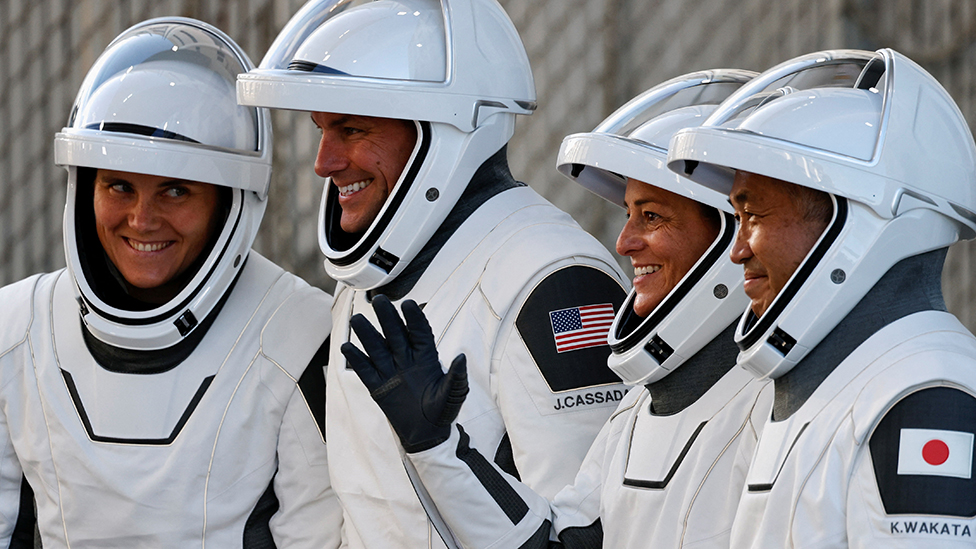 Anna Kikina, Josh Cassada, Nicole Mann e Koichi Wakata em traje espacial