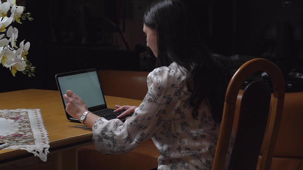 خبيرة الجريمة المنظمة الرومانية سيلفيا تابوسكا تجلس أمام جهاز الكمبيوتر الخاص بها