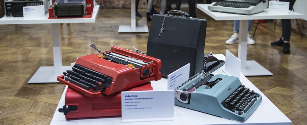 Красная валентинка Olivetti