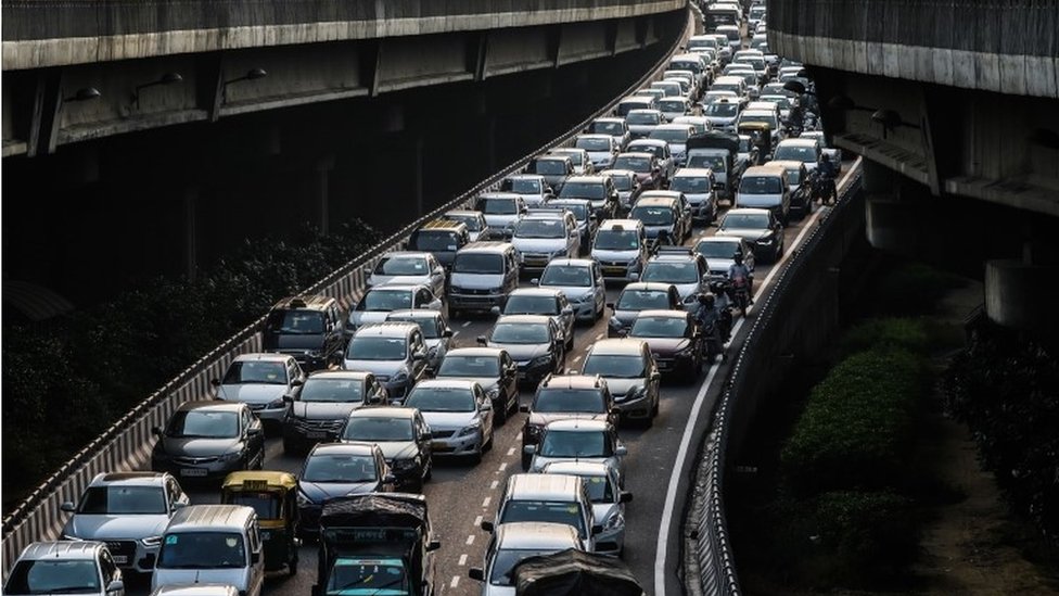 Поток машин встречает выезд на шоссе в Нью-Дели. Столица Индии с 18 миллионами жителей,
