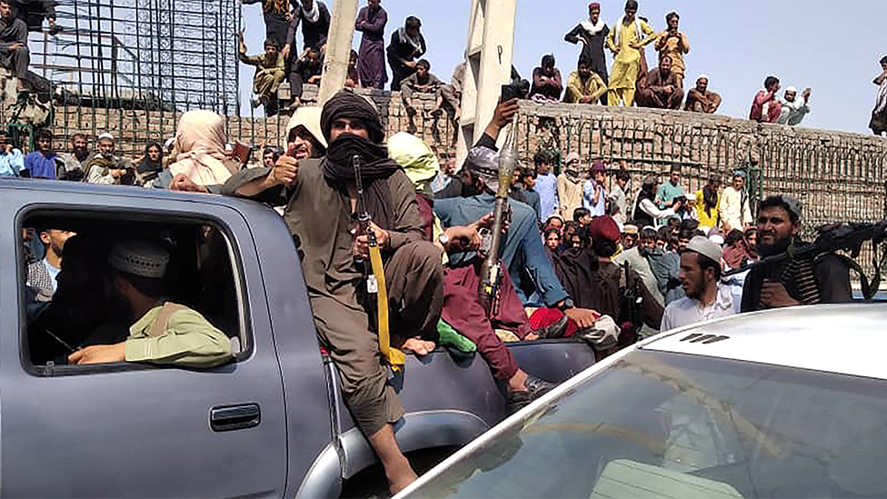 Taliban savaşçıları 15 Ağustos 2021'de Celalabat'a giden aracın içinde.