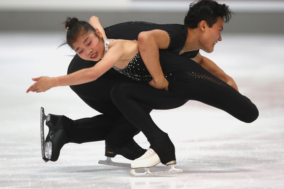 La rutina libre la ejecutan siguiendo los compases de una de sus bandas musicales favoritas, Los Beatles. Ryom Tae Ok y Kim Ju Sik