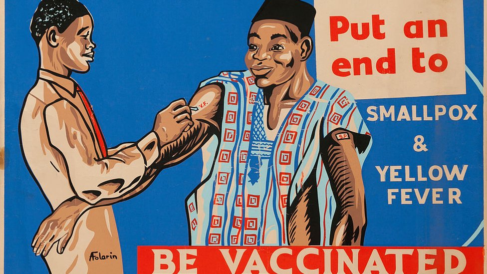 A man vaccinating another man next to the words: "Put an end to smallpox and yellow fever - be vaccinated"