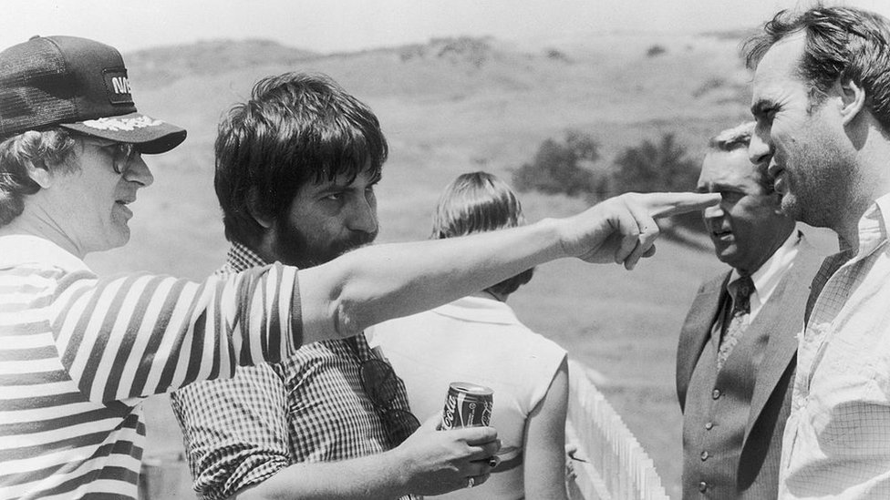 Steven Spielberg (izq.) con Tobe Hooper (centro), en el set de "Poltergeist". Steven Spielberg (izq.) con Tobe Hooper (centro), en el set de "Poltergeist"