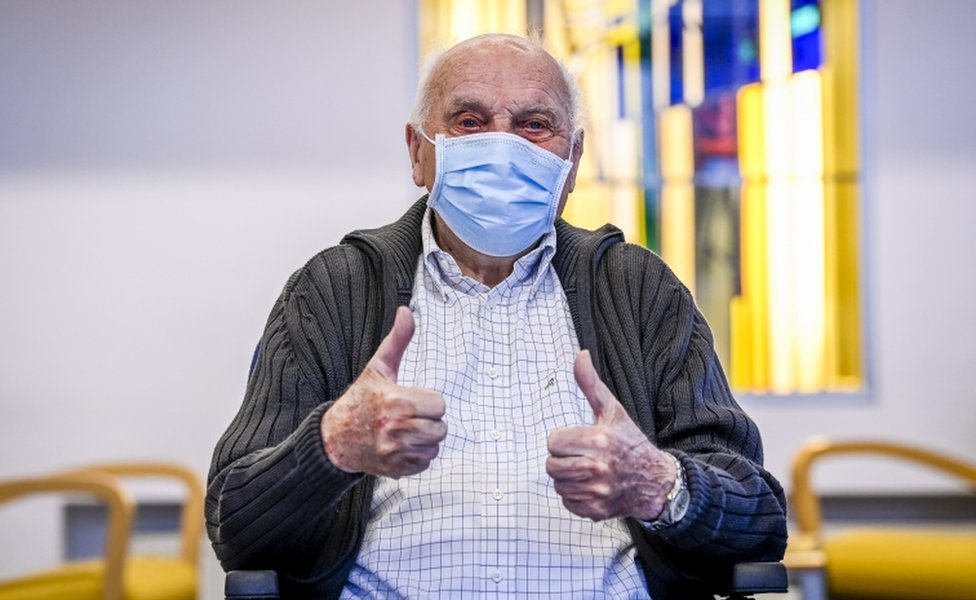 Jos Hermans, de 96 años fue el primer vacunado en Bélgica.