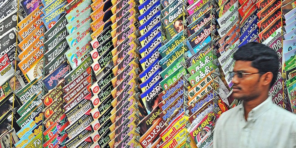 India está llena de colores y diferentes idiomas. Un hombres camina cerca de un puesto de revistas en diferentes lenguas en Bangalore en 2009.