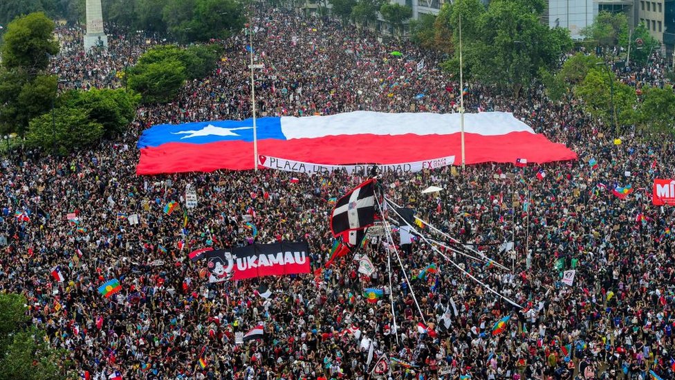 Masiva protesta en Santiago, Chile. Octubre de 2019.