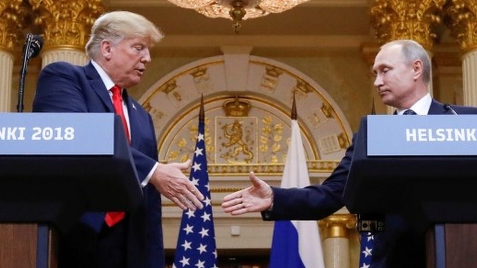 Američki predsednik se rukuje sa Ruskim predsednikom Putinom