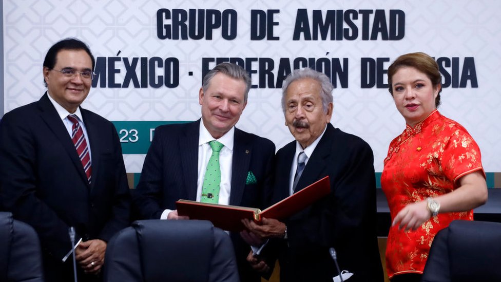 Diputados mexicanos y el embajador ruso en México, Víktor Koronelli (segundo por la izquierda)