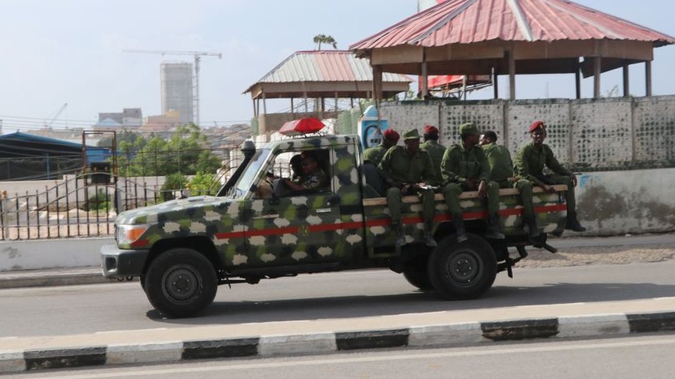 Солдаты правительства Сомали на военном автомобиле видны возле отеля SYL в Могадишо 11 декабря 2019 г.