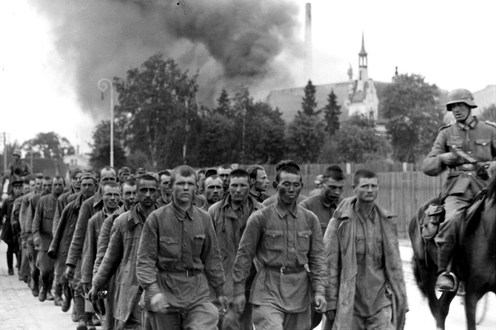 Alemanes con prisioneros de guerra soviéticos, en Riga, julio de 1941