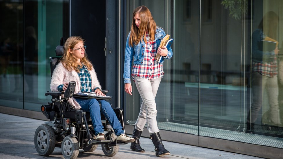 женщина-инвалид-коляска