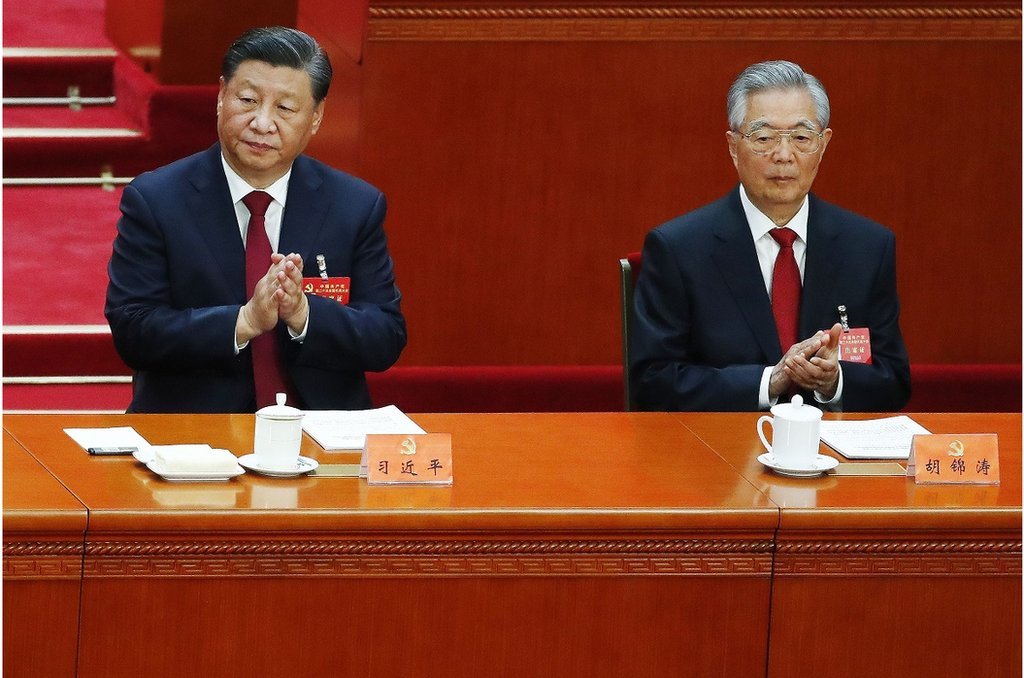 在北京舉行的中國共產黨第二十次全國代表大會開幕式上，習近平的前任胡錦濤緊挨習的左側就坐，但他相比五年前出席十九大時已經滿頭白髮。
