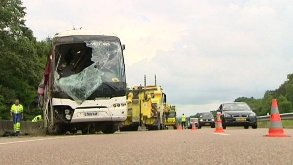 Разбитый автобус во Франции