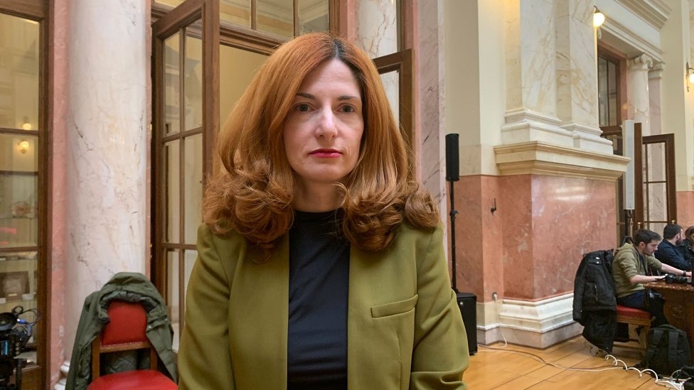 Biljana Đorđević je docentkinja Fakulteta političkih nauka, privatno dosta upućena u život Srba na Kosovu