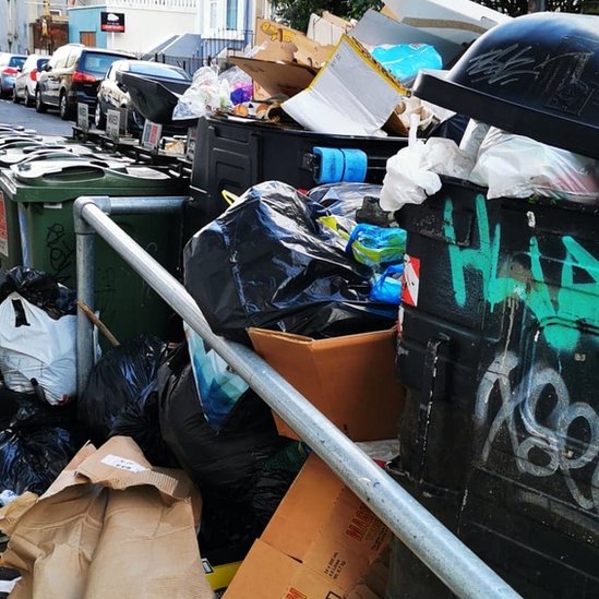 Мусор, загруженный мусорными баками в Сент-Полсе