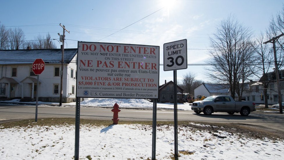 Los anuncios fronterizos en inglés y francés son comunes en la zona fronteriza. Los anuncios fronterizos en inglés y francés son comunes en la zona fronteriza.