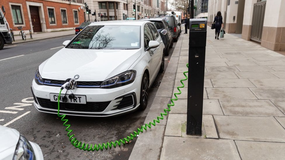 Электромобиль заряжается от зарядной станции на улице Вестминстера, в центре Лондона, Великобритания, 11 января 2019 г.