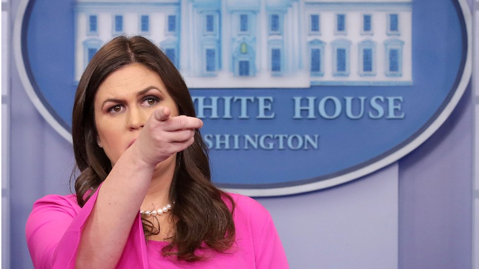 Sarah Huckabee Sanders: la secretaria de prensa de la Casa Blanca negó que las acusaciones conocidas este lunes tengan relación con el presidente Trump. Sarah Huckabee Sanders, secretaria de prensa de la Casa Blanca.