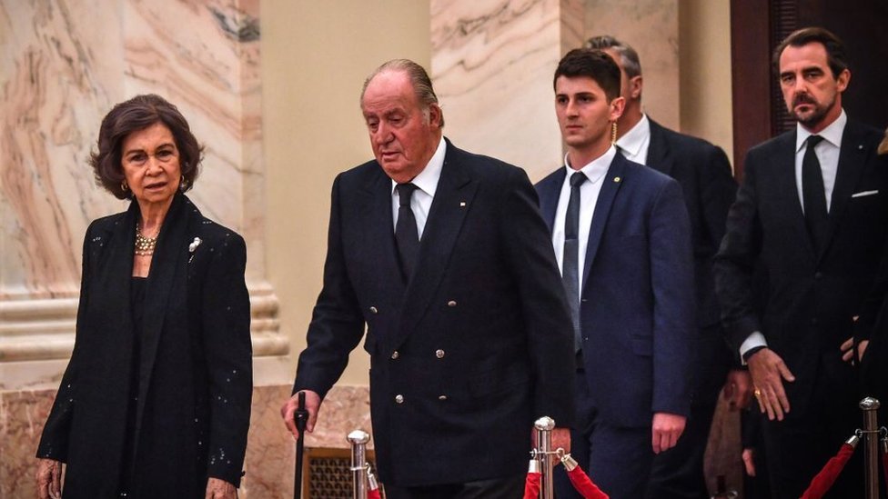 Los reyes Juan Carlos y Sofía, durante el funeral del rey Miguel I de Rumania.