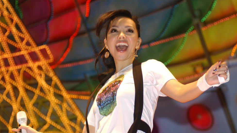 Тайваньская поп-дива А-Мэй выступает во время гей-парада в Тайбэе (13 октября 2007 г.)