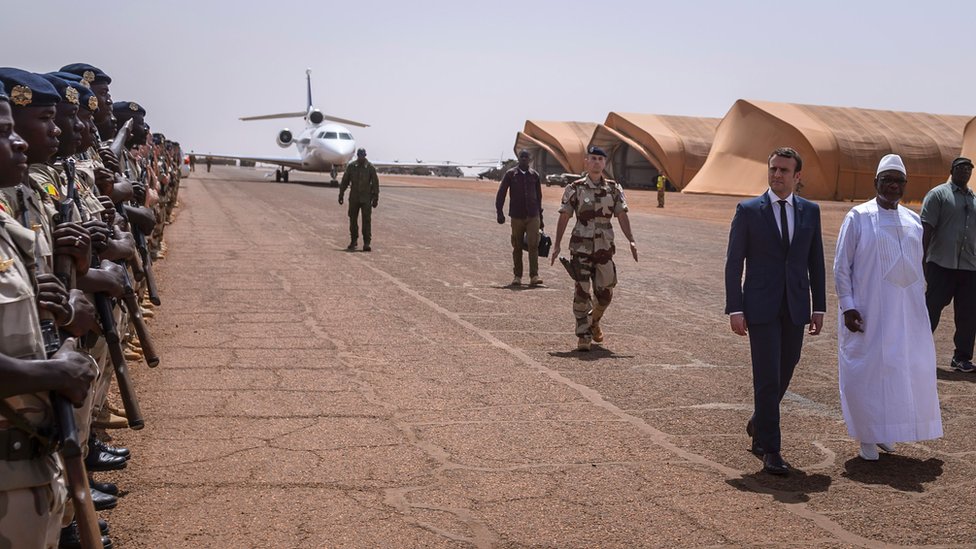 Президент Франции Эммануэль Макронанд Президент Мали Ибрагим Бубакар Кейта с малийскими солдатами