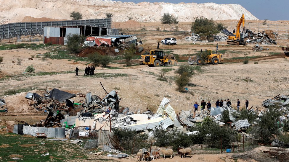 Бульдозеры сносят жилища бедуинов, которые суд признал построенными незаконно на государственной земле в Умм-эль-Хиране (18 января 2017 г.)