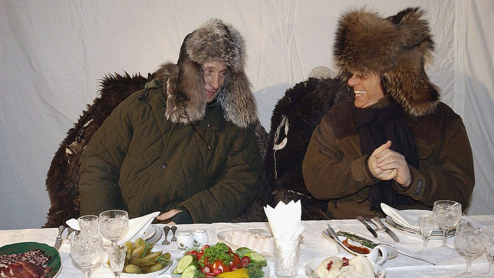 Путин и Берлускони в теплой зимней одежде во время поездки в заповедник к северу от Москвы в 2003 году