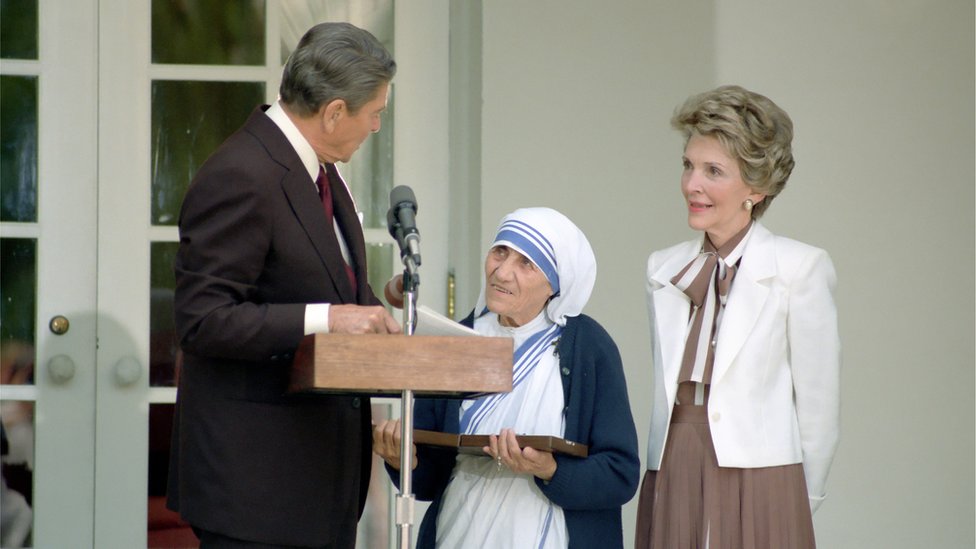 Presidente Reagan homenageando Madre Teresa.