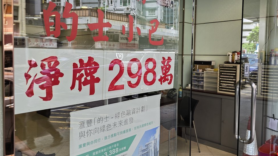 香港銅鑼灣一家汽車代理外展示的的士牌價：「淨牌298萬」（17/7/2024）