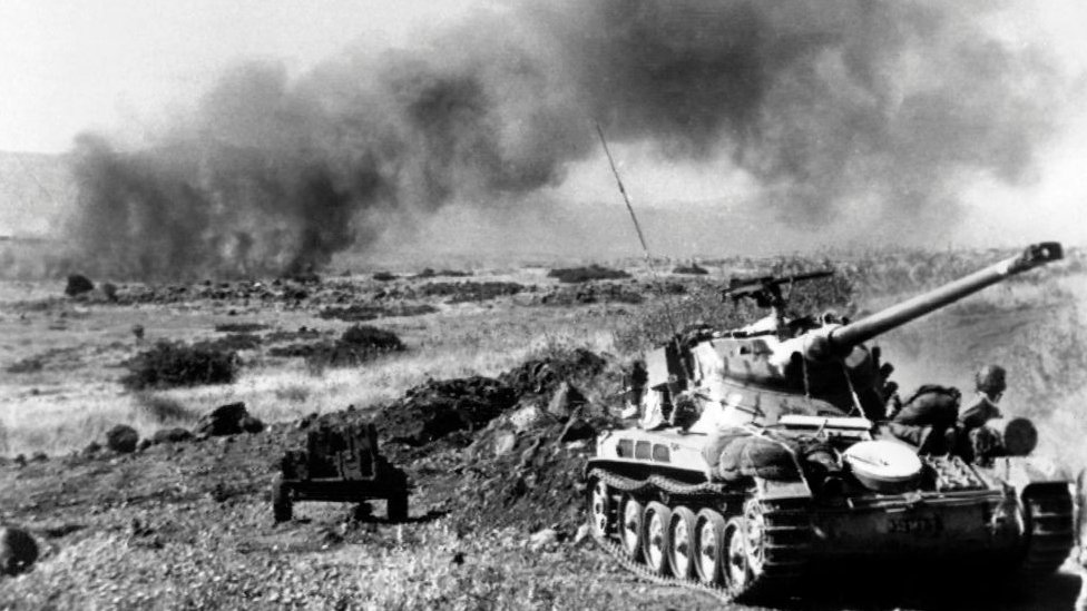 Golan tepesinde 1967'de İsrail tanklarının ilerleyişi