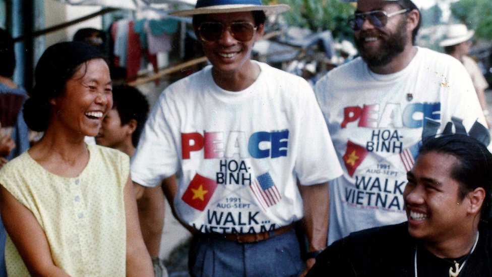 Tuy (der.) en la marcha de la paz en Vietnam