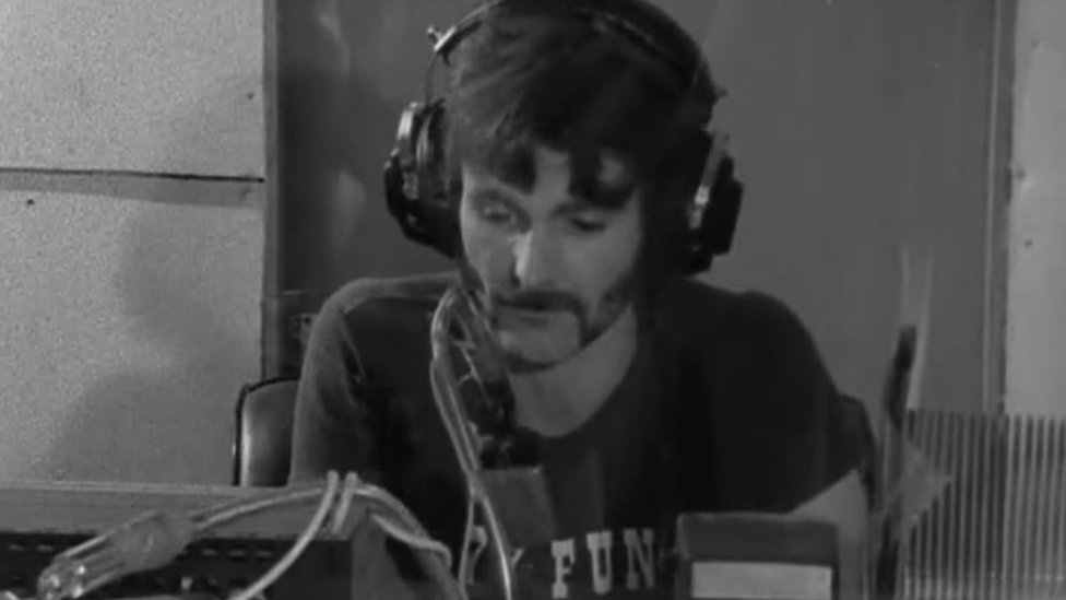 DJ Deke Duncan en el micrófono de Radio 77 en 1974.