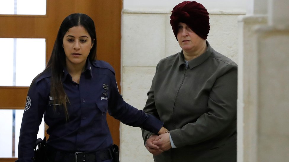 مالكا ليفر ، معلمة سابقة متهمة بالعشرات من قضايا الاعتداء الجنسي على فتيات في مدرسة، تصل إلى جلسة استماع في المحكمة المركزية في القدس، 27 فبراير، 2018.