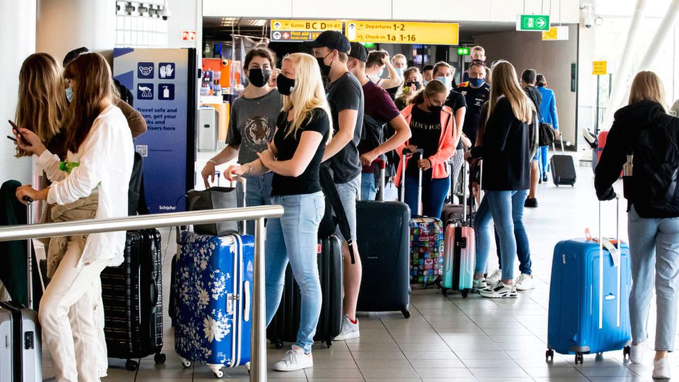 荷蘭阿姆斯特丹斯希普霍爾機場內排隊等候辦理值機的旅客（12/7/2021）