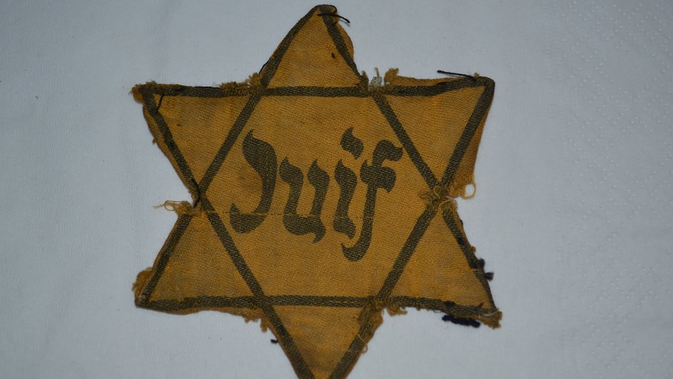 Звезда Давида, которую евреи были вынуждены носить на Гернси, выставлена ??в Музее немецкой оккупации