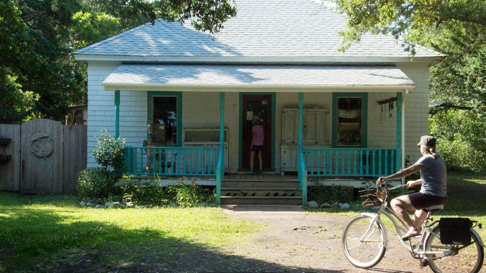 Una casa con gente en bicicleta en Ocracoke .