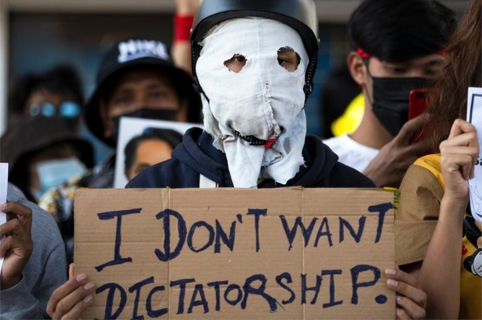 Un manifestante con un cartel contra el régimen militar.