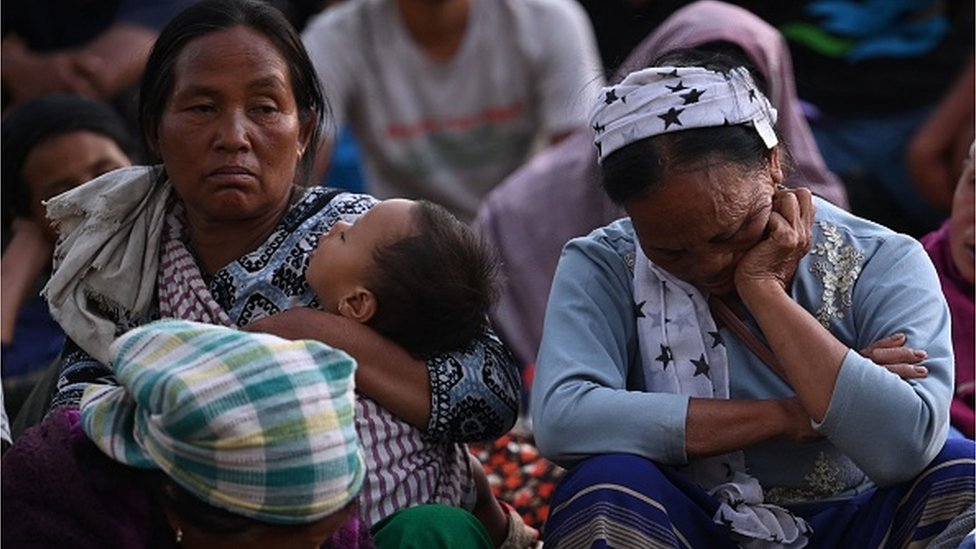 أشخاص ينتظرون في ملجأ مؤقت في معسكر عسكري أثناء فرارهم من العنف العرقي الذي ضرب ولاية مانيبور شمال شرق الهند في 7 مايو/أيار 2023