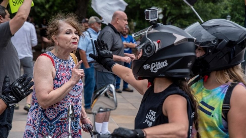 Люди протестуют против предписания носить маски во время вспышки коронавируса в Остине, штат Техас, 28 июня 2020 года