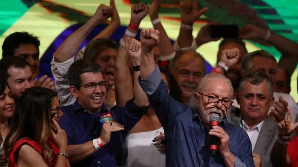 Lula e aliados em discurso após a vitória