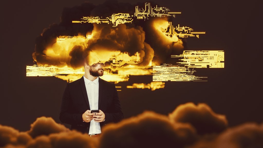 Hombre con teléfono y cabeza en nube de datos