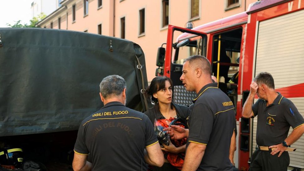 Vatrogasci nakon požara u staračkom domu u Milanu, Italiji, 7. jul 2023.