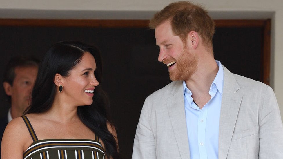 Meghan Markle y Prince Harry sonríen.