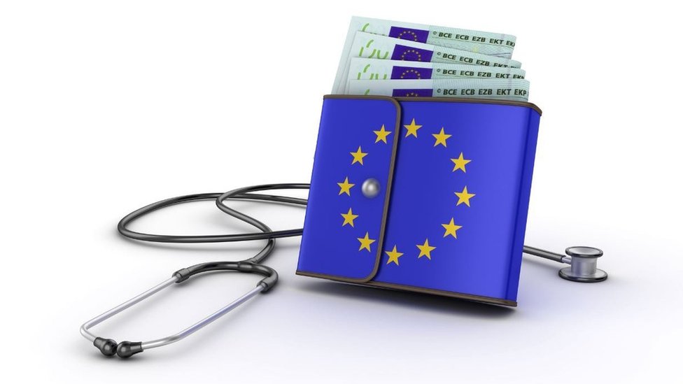 На графике показан кошелек с флагом ЕС в окружении стетоскопа