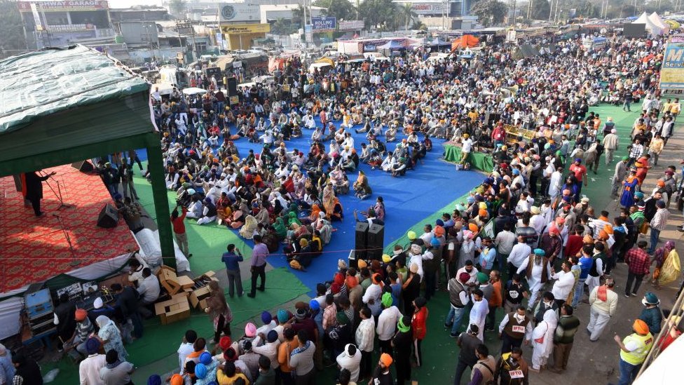 Протестующие слушают выступления в Дели