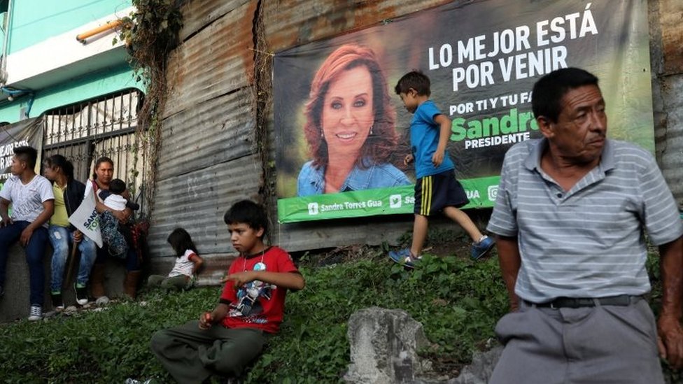 Предвыборный баннер с изображением Сандры Торрес, кандидата в президенты от Национального единства надежды (UNE), вывешен во время митинга в городе Гватемала, Гватемала, 8 июня 2019 г.