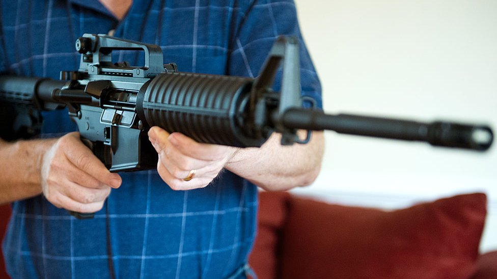El AR-15 tiene capacidad para disparar muchas balas a gran velocidad, hasta 100 proyectiles sin tener que recargar el arma.