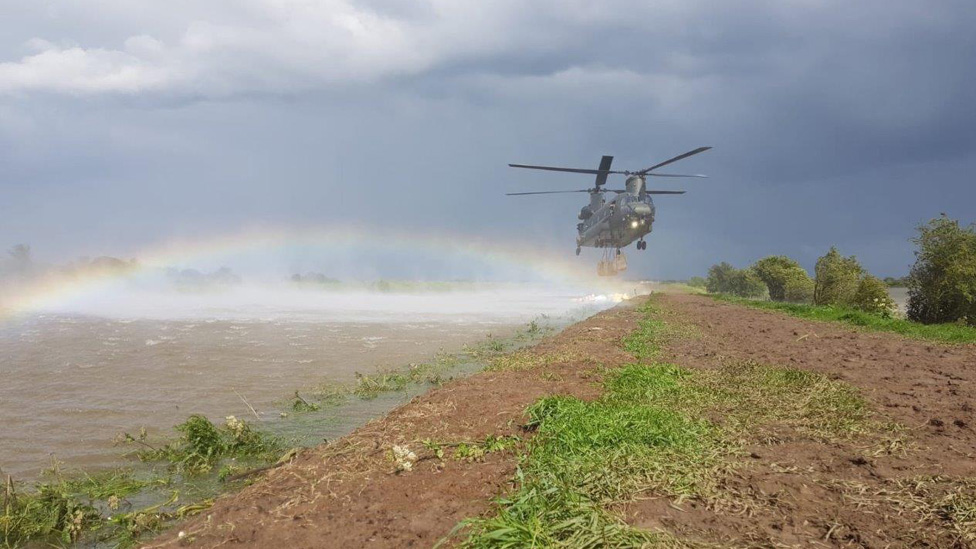 Вертолет сбрасывает балласт